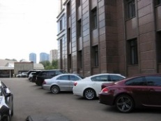 Паркинг у  здания